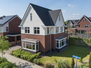 Vossenbes 33, Borne