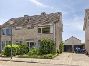 Goudenregenstraat 55, Borne