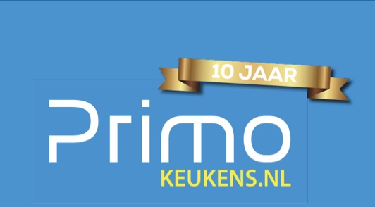 Digitale banner met gouden lint '10 jaar' en tekst Primo KEUKENS.NL benadrukt 10 jaar ervaring in Primo Keukens