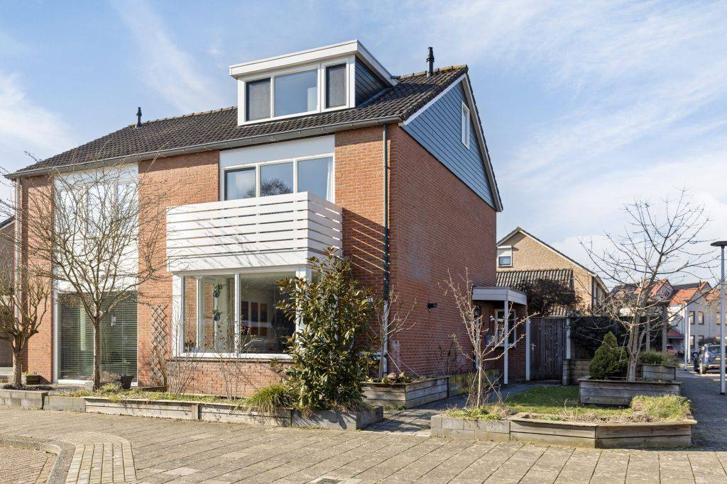 Fie Carelsenstraat 11, Hengelo