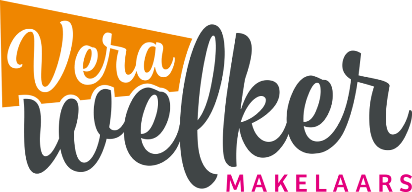 Logo van Vera Welker Makelaars met de naam in sierlijke oranje witte en donkergrijze letters, benadrukt in Leef Twente context